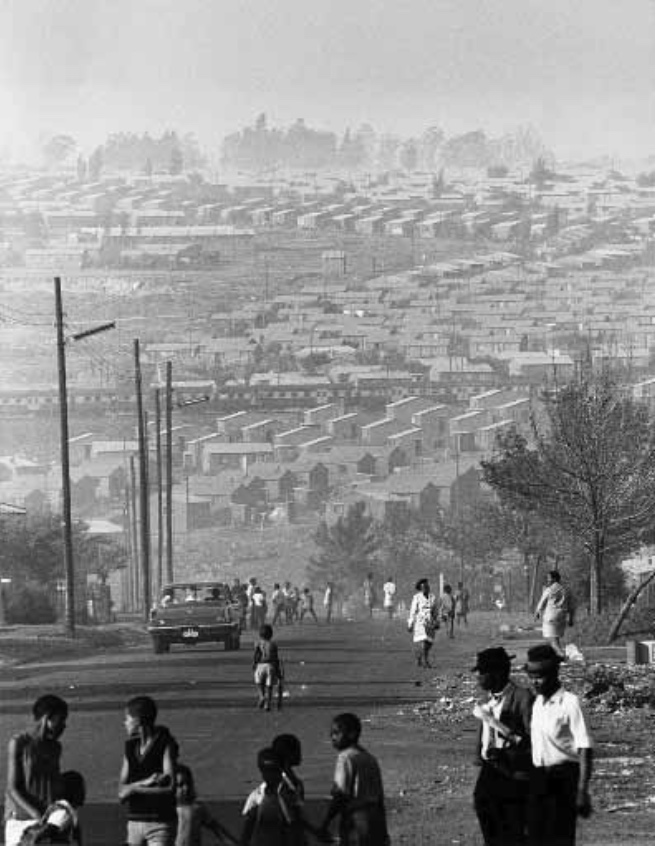 <p>David Goldblatt: <em>Mofolo South, Soweto</em> (Johannesburg, September 1972, Silbergelatine-Abzug, 40,5 × 30,5 cm)</p>