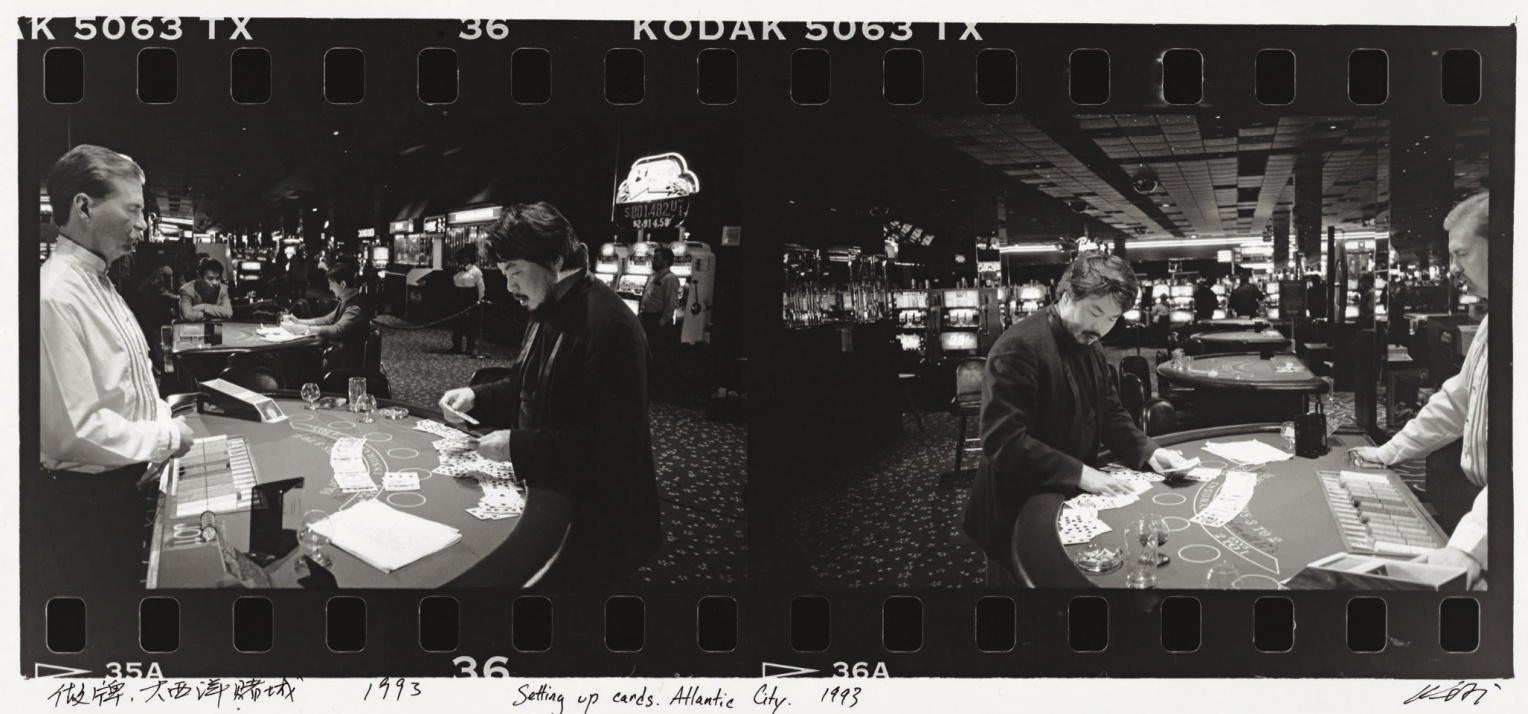 <p>Ai Weiwei am Blackjack-Tisch in einem Spielcasino in Atlantic City (1993).</p>